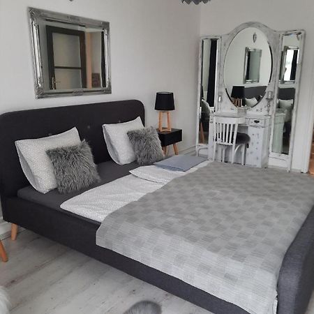Downtown'S Pearl Apartment Pecs Bagian luar foto