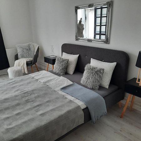 Downtown'S Pearl Apartment Pecs Bagian luar foto