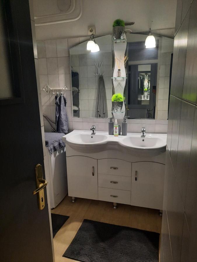 Downtown'S Pearl Apartment Pecs Bagian luar foto